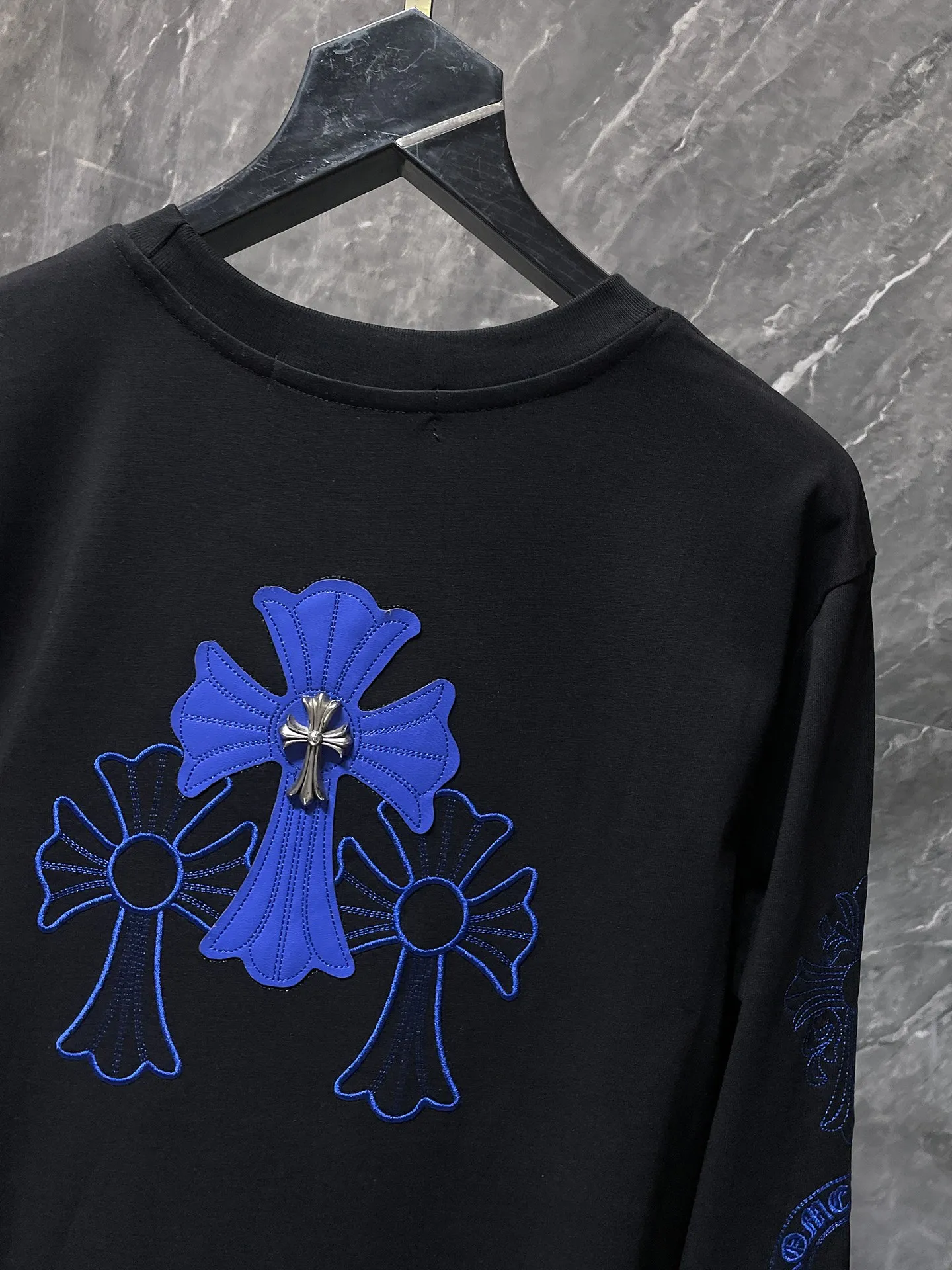 P180 Chrome Hearts🍁Long T Series🍁 Available simultaneously at counters❤️Fully upgraded fabrics! ! Crow Sanskrit letters blue cross arm horseshoe embroidered long-sleeved T. Re-engraved version 1:1 high weight original fabric 🌈Recommended colors: black white 🌈 Size: S, M, L, XL